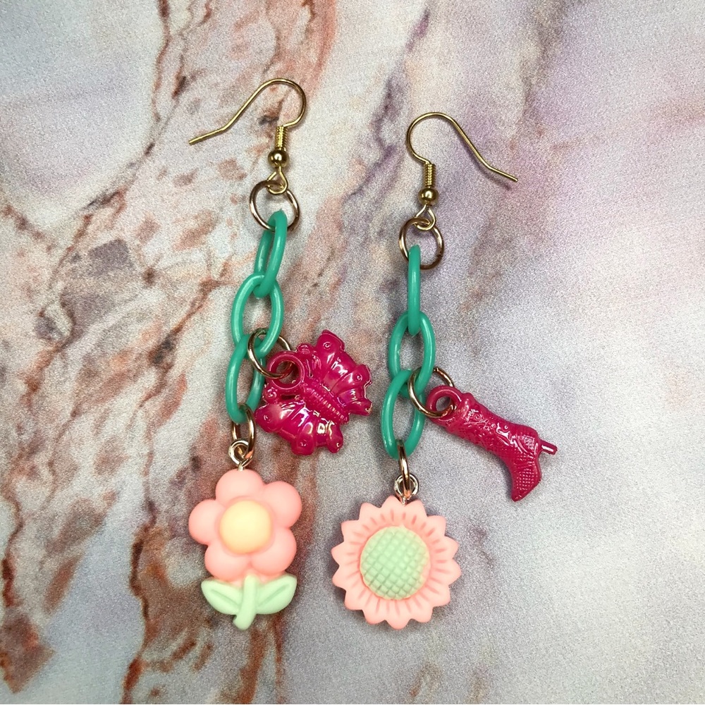 Handmade Western Flower Kawaii Plastic Chain Earrings - Picture 2 of 4